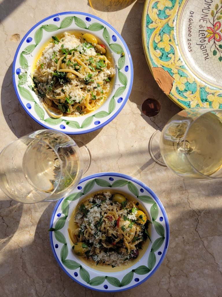 Sycylijskie smaki roślinne: pistacje, bakłażan i słońce na talerzu Sycylijski stół