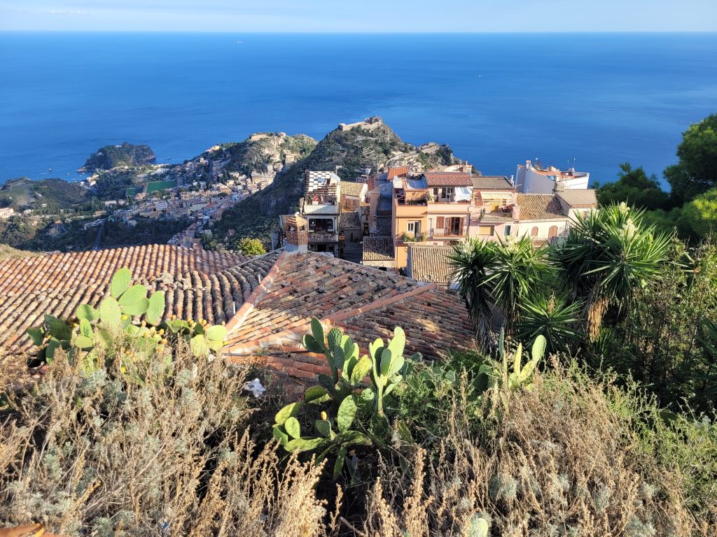 Sycylijskie smaki roślinne: pistacje, bakłażan i słońce na talerzu Sycylia